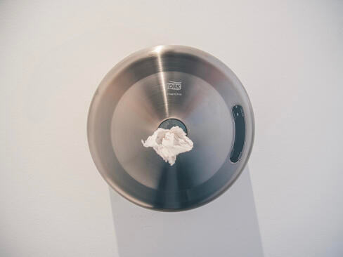 DISTRIBUTEUR DE PAPIER TOILETTE À DÉVIDAGE CENTRAL TORK SMARTONE® T8 INOX