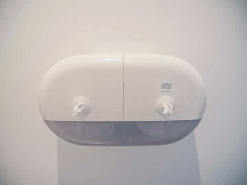 DISTRIBUTEUR DE PAPIER TOILETTE À DÉVIDAGE CENTRAL TORK SMARTONE® MINI DOUBLE T9 BLANC