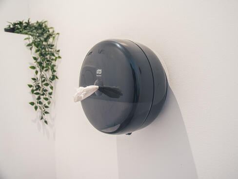 DISTRIBUTEUR DE PAPIER TOILETTE À DÉVIDAGE CENTRAL TORK SMARTONE® T8 NOIR