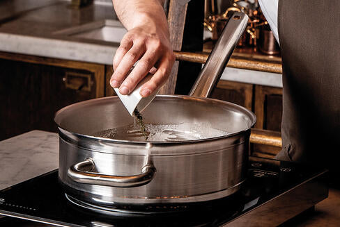 TRADITION INOX SAUTEUSE 28 CM AVEC ANSE FACE À LA QUEUE